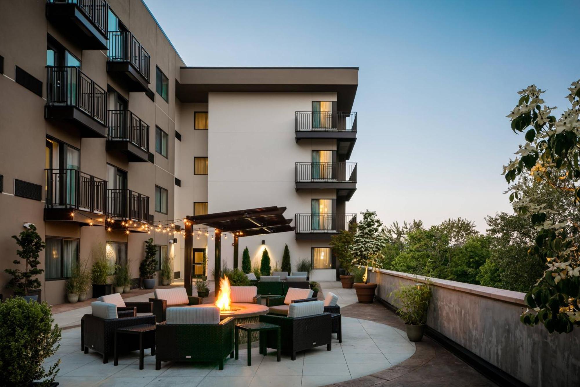 Courtyard By Marriott קורבליס מראה חיצוני תמונה